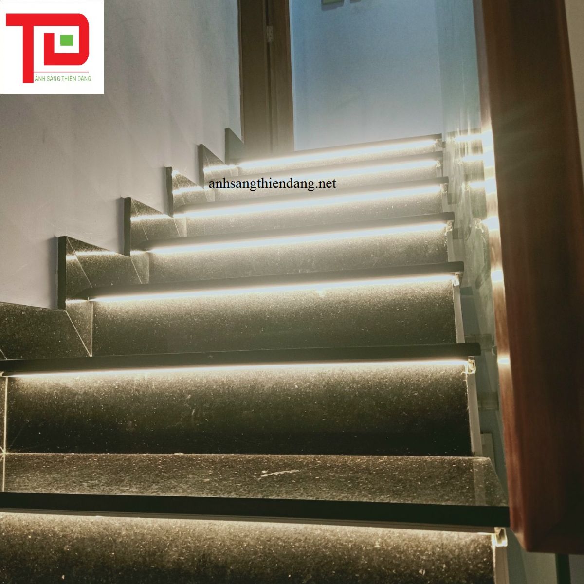 Đèn led hắt chân cầu thang giúp chiếu sáng tốt hơn, tạo ra hiệu ứng ánh sáng tuyệt đẹp và nâng cao tính thẩm mỹ cho không gian cầu thang. Với tính năng thông minh và sự độc đáo của chúng, bạn sẽ cảm thấy thật tiện lợi và ấn tượng.