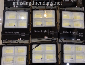 Mua đèn pha năng lượng mặt trời 60w 100w 200w  giá rẻ Hồ Chí Minh